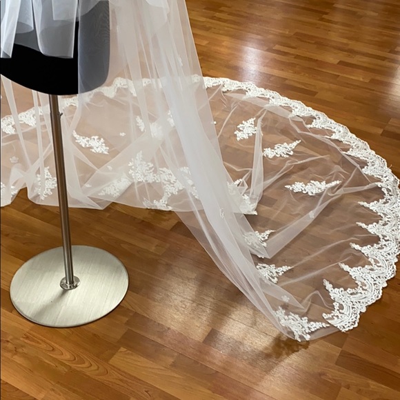 Elegant White Bridal Veil main image 6